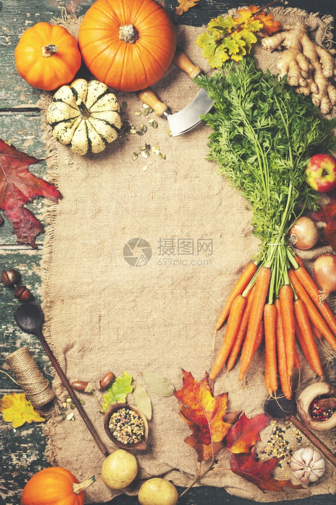 新鲜园艺胡萝卜洋葱南瓜姜和香料放在生木背景上顶视图复制空间健康食品烹饪背景复制空间图片