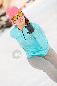 女在冰雪中运动如何在寒冷环境中锻炼健身自然时尚概念图片