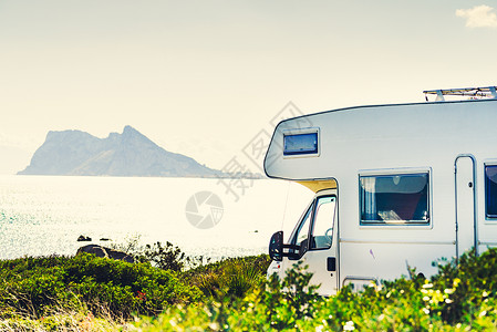 西班牙地中海岸上的车队直布罗陀地平线上的岩石视图野营自然度假和在流动家中旅行西班牙海岸上的车队直布罗陀地平线上的岩石背景