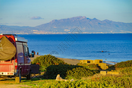 在西班牙海滩边旅游度假的野营车图片