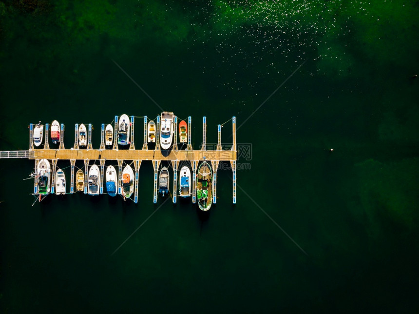 Marina码头盆地有停泊和补给游艇小型渔船图片