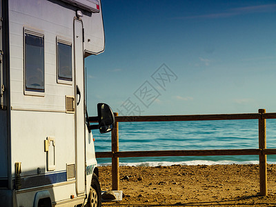 在西班牙海岸旅游度假的露营房车图片