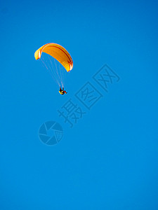 滑翔极端运动滑翔翼在蓝天飞滑翼在蓝天飞背景图片