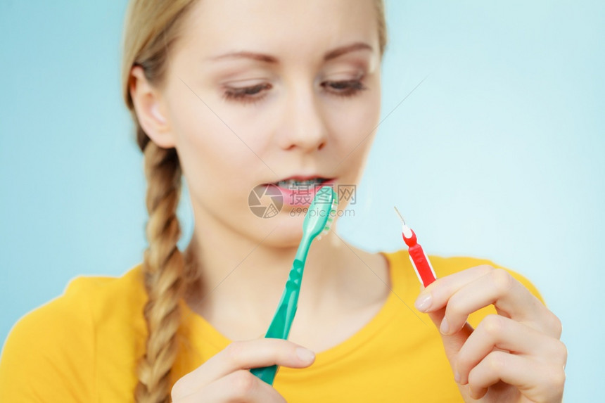 使用两种不同的刷子小跨代间和人工牙使用跨代和传统刷子的有牙套女孩使用跨代和传统刷子的有牙套女孩图片