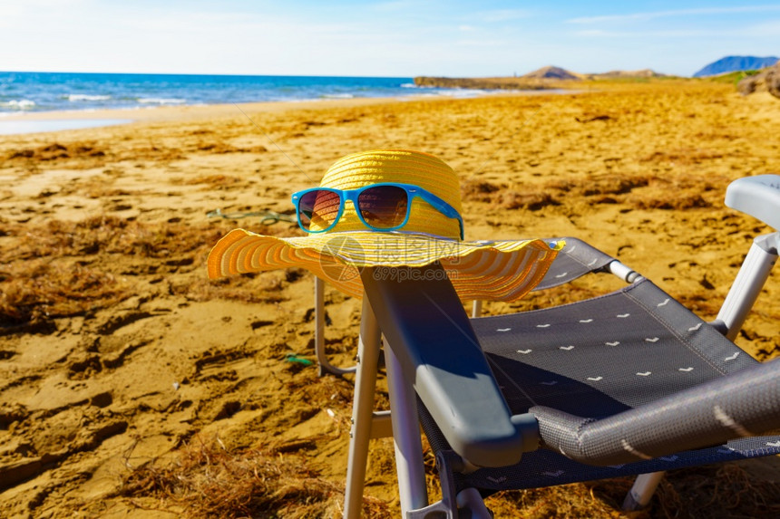 蓝太阳镜和黄草帽沙海滩岸帽和太阳镜图片
