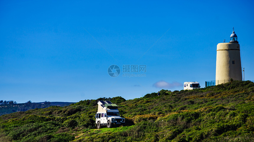 在西班牙LaAlcaidesa的Cabonera灯塔附近的地中海岸沿的娱乐车辆图片