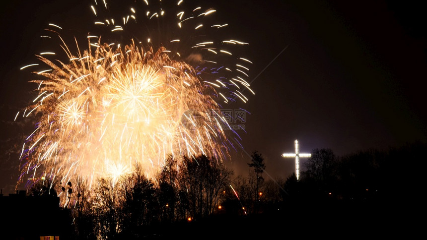 天空烟花爆炸在波兰格丁尼亚市庆祝新年节日之夜有色烟花图片