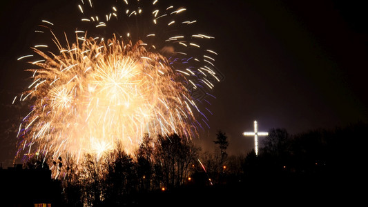 天空烟花爆炸在波兰格丁尼亚市庆祝新年节日之夜有色烟花图片
