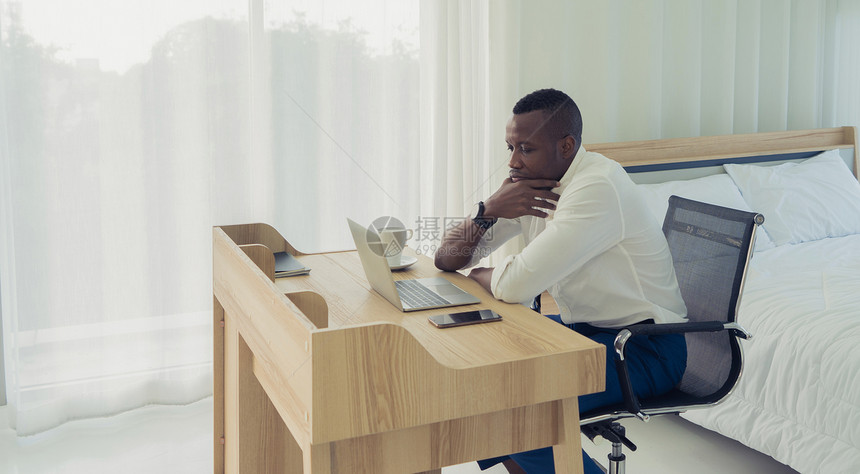 黑人美国商非洲在家工作的人思考电脑笔记本电脑的问题以及冠状大流行概念的隔离中患有抑郁症图片