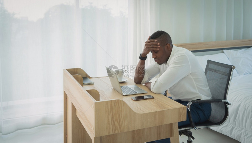 黑人美国商非洲在家工作的人思考电脑笔记本电脑的问题以及冠状大流行概念的隔离中患有抑郁症图片