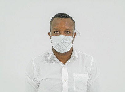 身戴冠状面罩的非洲男子身着面罩以及被孤立在白色上的保健概念图片