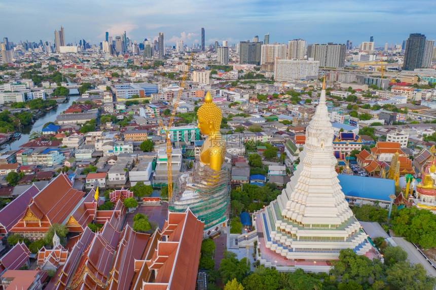 曼谷ChaoPhraya河法西查罗安区WatPaknamPhasiChanoenTemple的巨金佛空中景象曼谷泰国城市下图片