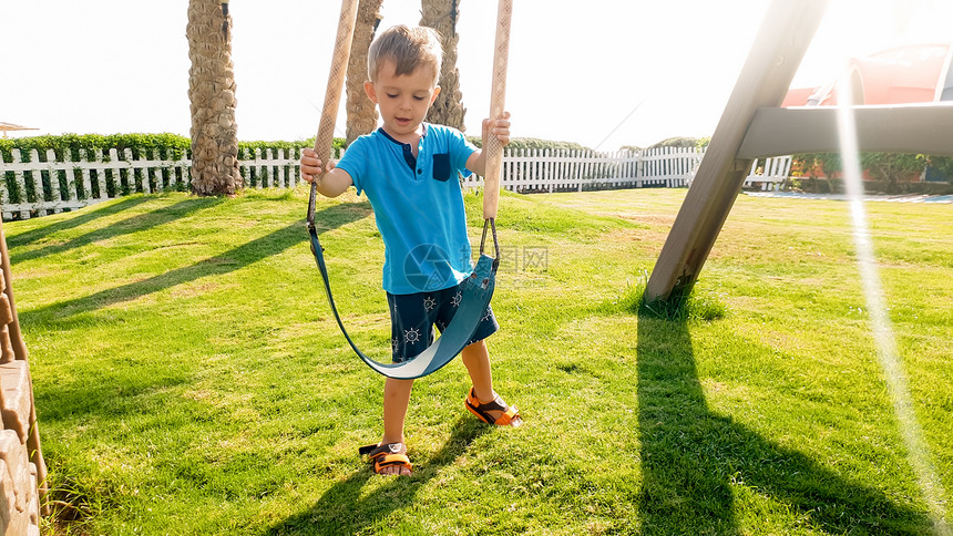 活跃的婴儿在公园玩耍和户外活动可爱的笑小男孩在操场玩着摇摆图片