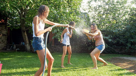 有趣的是在炎热阳光天家庭快乐儿童玩水高清图片