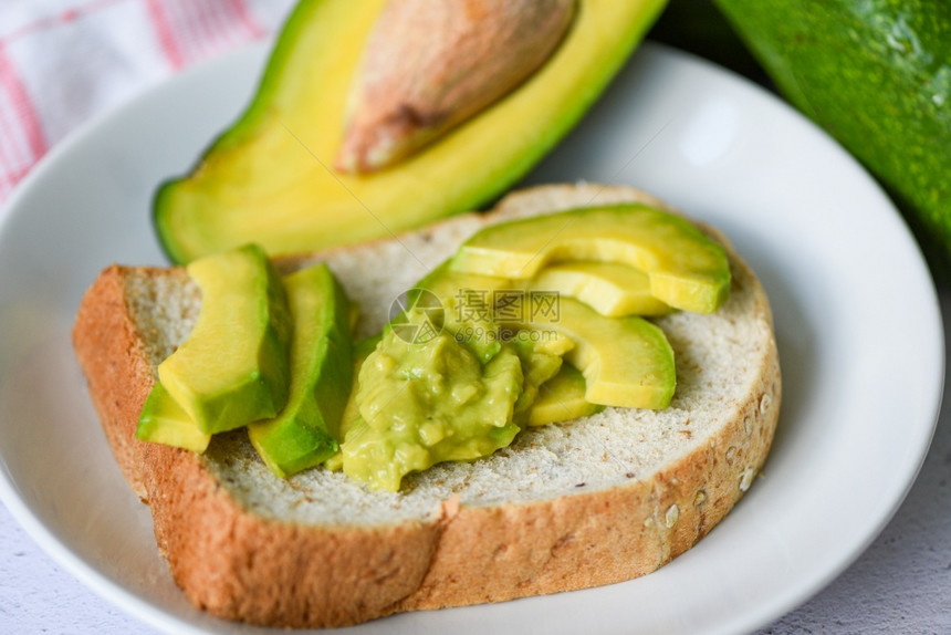 Avocado切片和在白板底的avocado烤面包水果健康食品概念avocado泥图片