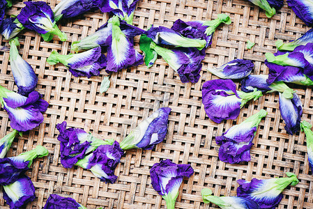 蓝铃豆三角塔木制本底干燥的蝴蝶梨花图片