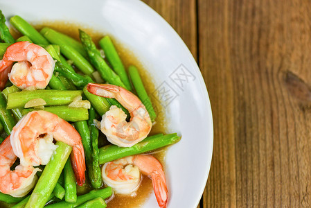 Asparagus虾海食品烹饪健康Stir油炸虾白板和木制桌底有绿图片