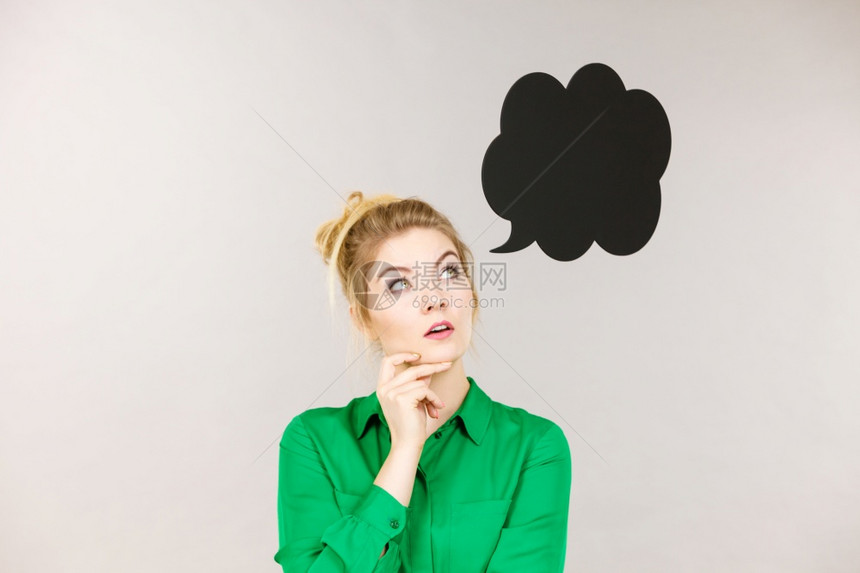 身穿绿色夹克和眼镜的女商人强烈思考寻找大问题解决方案黑思考或言语泡沫紧挨着她图片