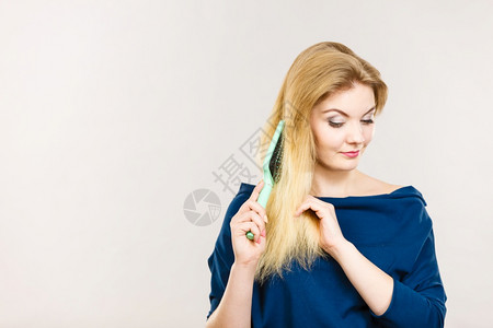 花长头年轻女有着美丽的天然金发直长头工作室拍摄在灰色上背景