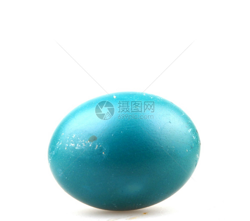 空白背景上蓝色的复活节鸡蛋图片