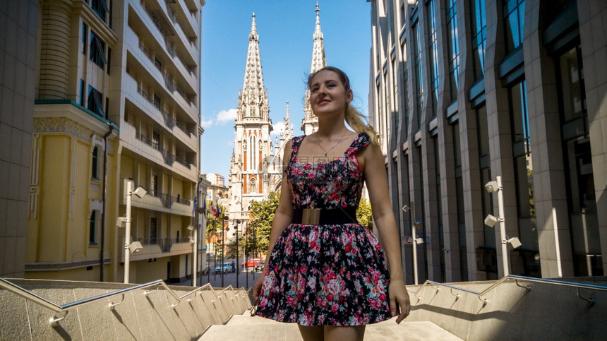 穿着短裙的漂亮女孩肖像在旧城中与现代和建筑一起行走参观欧洲城市的女观光客图片