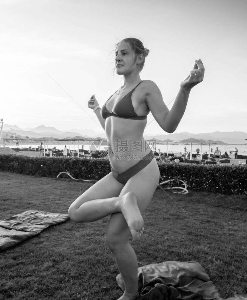 在海边做瑜伽的比基尼美女黑白照片图片