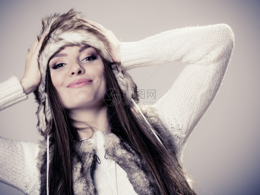 女人的美貌和时尚冬季概念穿毛帽的漂亮可爱女孩肖像演播室拍摄图片