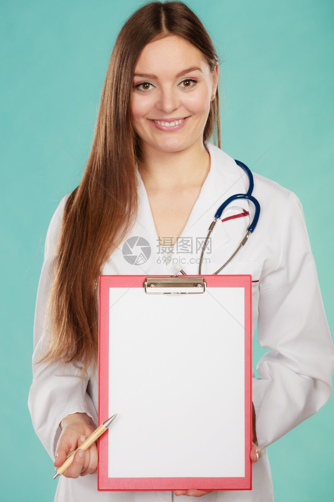 年轻女医生,携带病史档案的空文件夹;笔上白剪贴板的专家点;穿和听诊器的妇女;年轻医生,带文件夹的年轻医生。图片