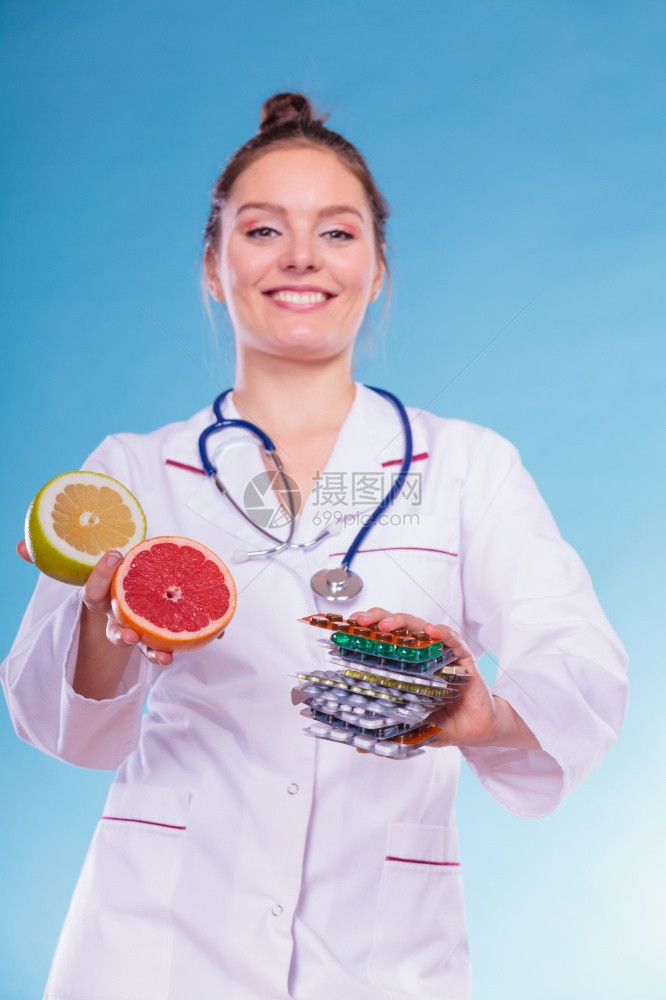 拥有饮食减重药片和葡萄果的饮食营养主义者妇女天然和合成消瘦饮食方法的选择保健饮食减重药片和葡萄果饮食减重药片和葡萄果图片