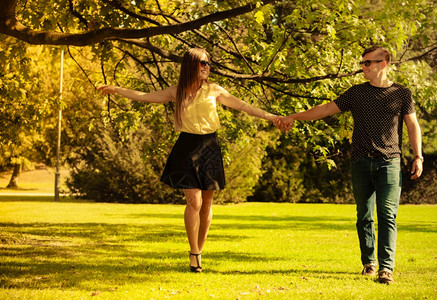 情侣在公园散步图片