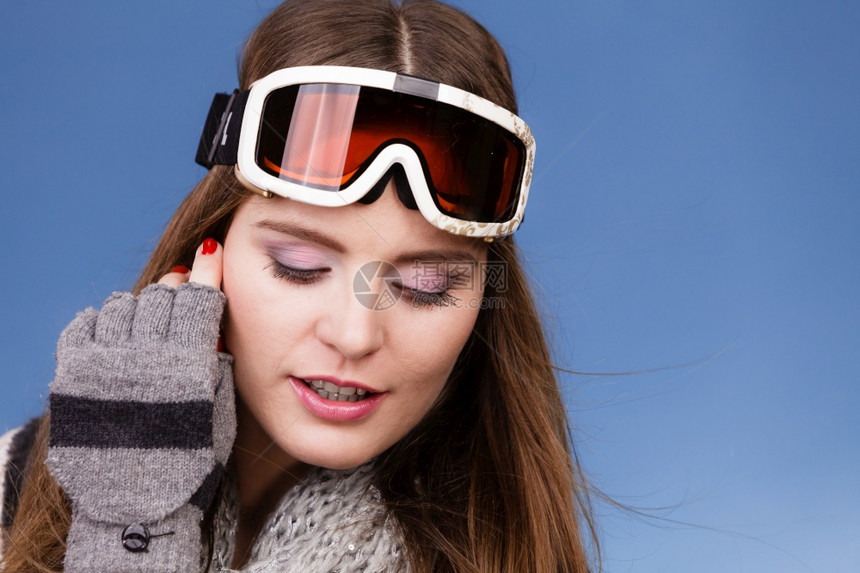 身着滑雪谷歌肖像的女子滑雪郎身着谷歌肖像的女子滑雪郎身着温暖衣服滑雪谷歌肖像图片