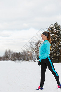 冬季运动户外健身时装自然锻炼健康概念图片