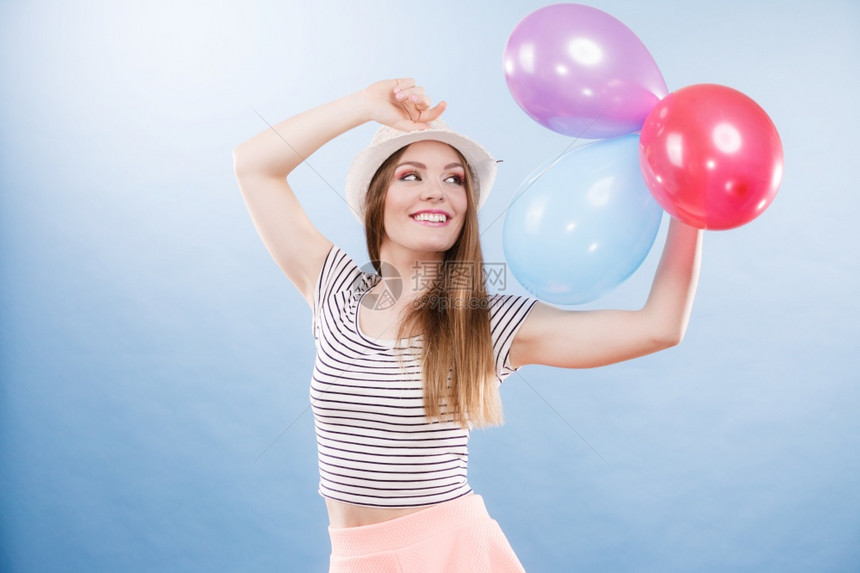 玩彩色气球的女快乐孩夏天庆祝和生活方式概念工作室拍摄蓝背景花彩气球的女快乐孩图片
