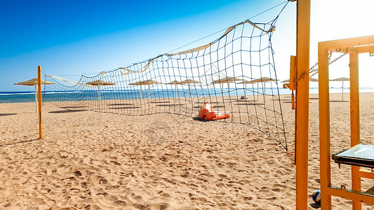 海岸素材网风景晴朗的一天海滩排球场的美景暑假活跃运动背景