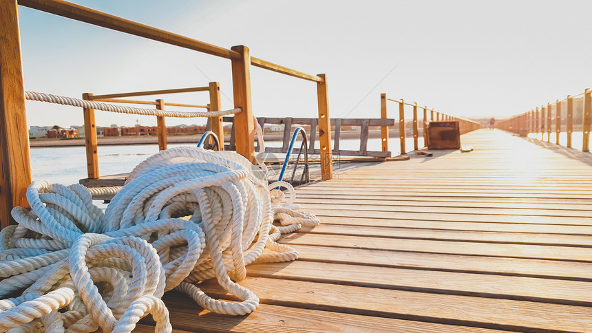 海上岸长码头木甲板上的绳索贴合照片海岸长码头木甲板上的绳索贴合图片