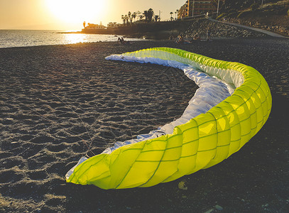 大降落伞在日时躺海边的滑翔伞图片
