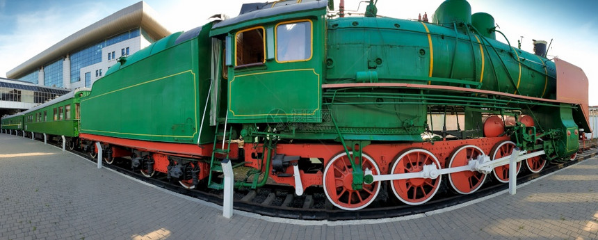 Mdoern火车站旧蒸汽列的全景照片Mdoern火车站旧蒸汽列的全景图像图片