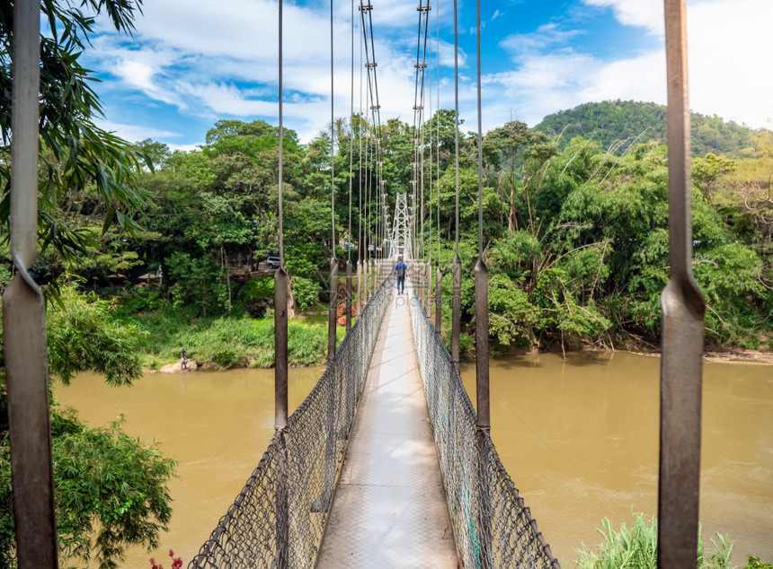 斯里兰卡热带河上狭窄的旧悬吊桥美丽照片斯里兰卡热带河上狭窄的旧悬吊桥美丽图像图片