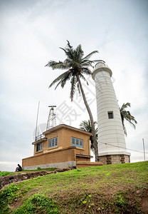 热带岛屿上的旧灯塔楼和椰子棕榈树热带岛屿上的旧灯塔和高椰子棕榈树图片