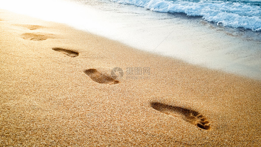 水面的美丽日落海面的湿沙上人类足迹与水面的美丽日落图像与水面的美丽日落图像与水面的美丽日落相近图片