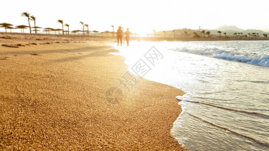 美丽的沙海滨和浪翻过岸美丽的太阳风景美丽沙海滨和浪翻过面图片