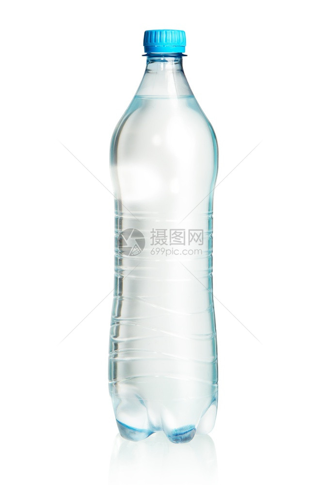 装满水的封闭式透明塑料瓶在白色背景上隔离着蓝色盖子图片