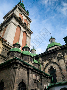 欧洲小城镇古教堂和屋顶的美景欧洲小城镇古教堂和屋顶的美景图片
