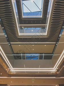 现代办公大楼的天花板图片