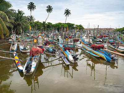 斯里兰卡装满旧木渔船的港口美丽照片斯里兰卡装满旧木渔船的港口美丽景象图片
