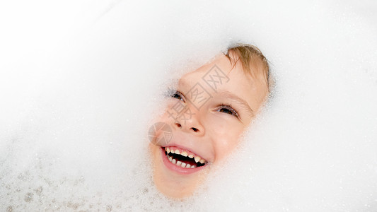 男孩被浸在肥皂泡沫游泳图片