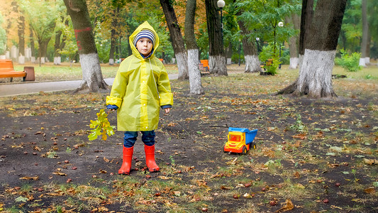 雨天在公园穿雨衣玩耍的男孩图片