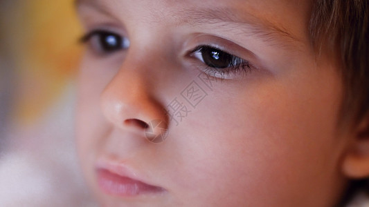 boy显示在Boy夜间眼睛中的平板计算机或智能手屏幕的闭合图像男孩夜间眼睛中的平板计算机或智能手屏幕的闭合图像背景