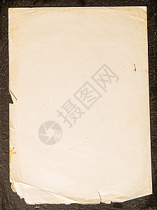 粗黑桌上的旧废纸空白页背景图片