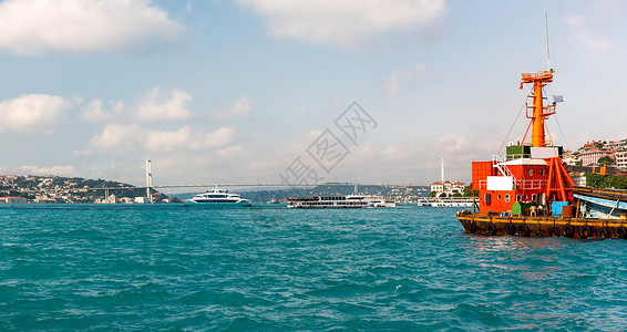 日落时在伊斯坦布尔的货船Bosphorus海峡图片